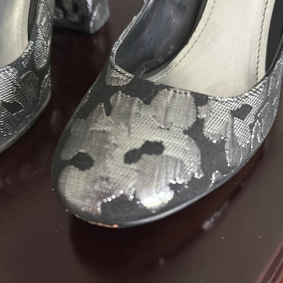 Gorgeous like new Marc Fisher black and silver pumps. Size 5.5 - Picture 7 of 7
